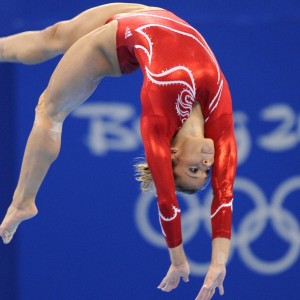 九游游戏中心下载-球员在转换进攻中节奏的临场判断能力，转身进攻犯规