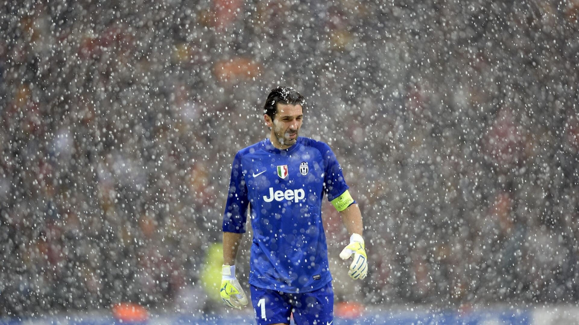 “高新体育中心武术赛：选手瞬间爆发，精彩技巧瞬间击倒对手”